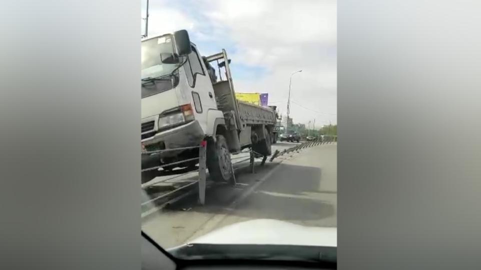 В Челябинске грузовик повис на тросовом ограждении, пытаясь избежать ДТП