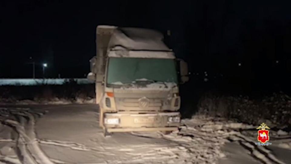 Полицейские спасли замерзавшего под Челябинском дальнобойщика