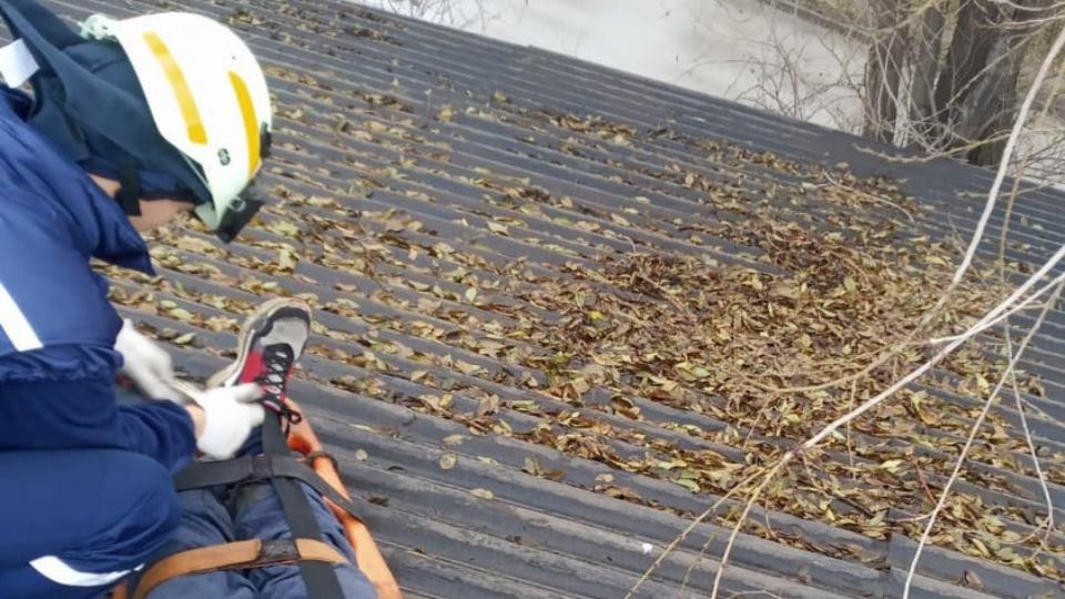 Мужчина скончался, работая на крыше гаража в Магнитогорске