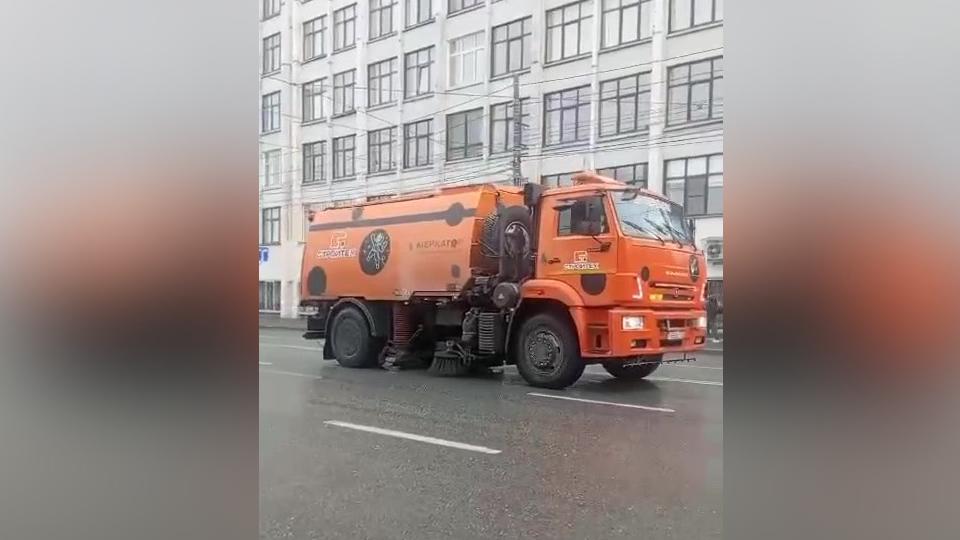 На улицы Челябинска вывели дорожные пылесосы