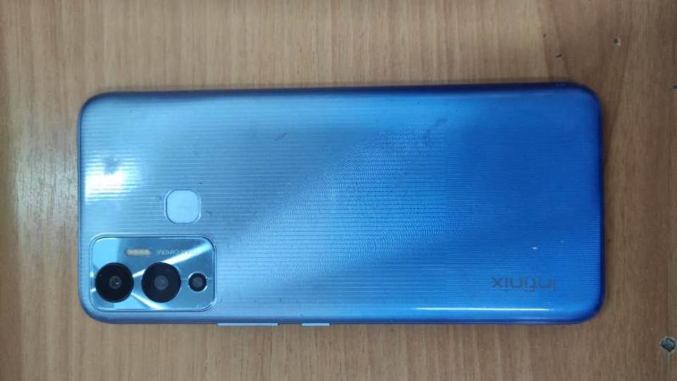 Мужчина в медицинской маске ограбил салон связи на 100 тысяч рублей в Челябинске