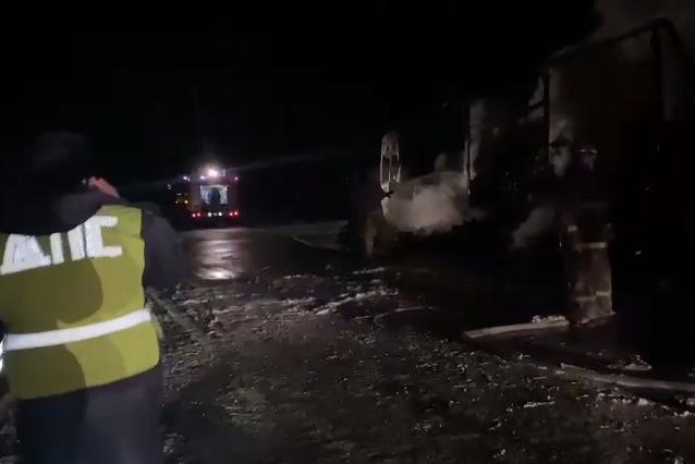 На трассе в Челябинской области во время движения загорелся большегруз