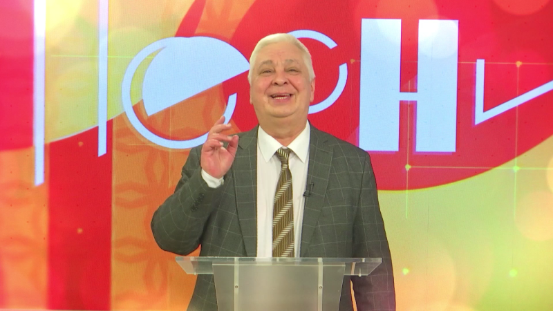 Алексей Кнышенко знакомит зрителей с артистами
