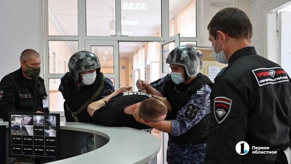 Тревожная кнопка против молотка: почему охранник не разнял драку в челябинском ОЦ № 5