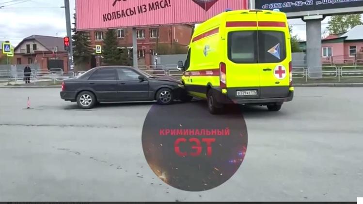 На челябинском перекрестке автомобиль скорой столкнулся с легковушкой