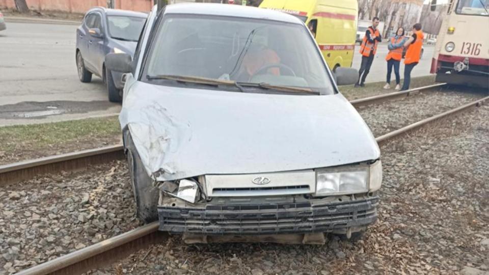 В Челябинске автомобиль вылетел на трамвайные пути после ДТП