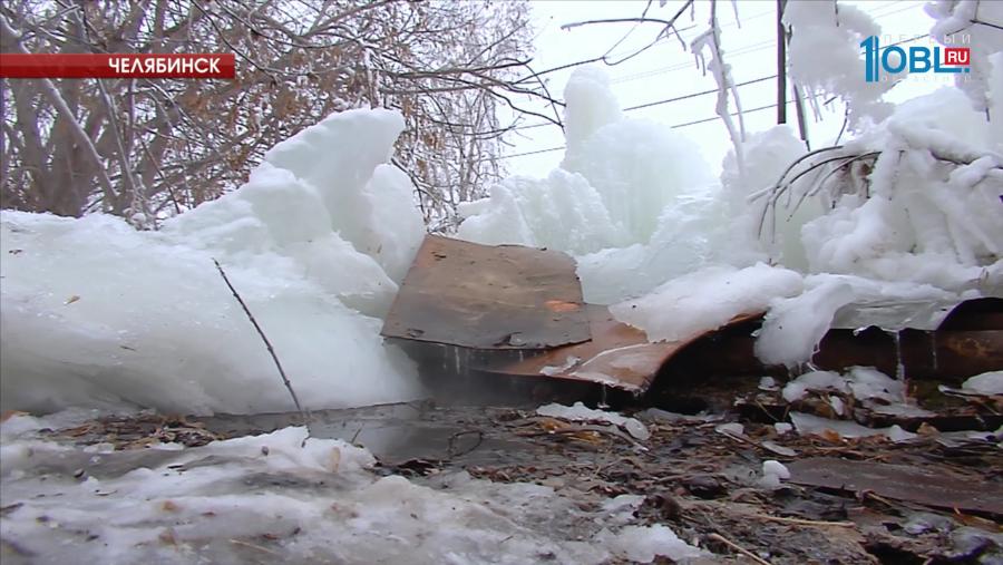 В Ленинском районе из земли бьет фонтан воды