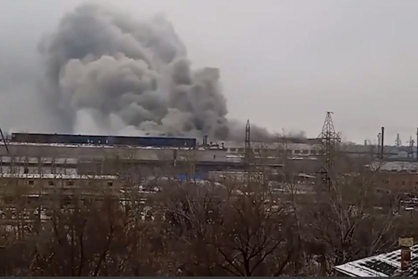 На ЧКПЗ загорелась кровля одного из цехов