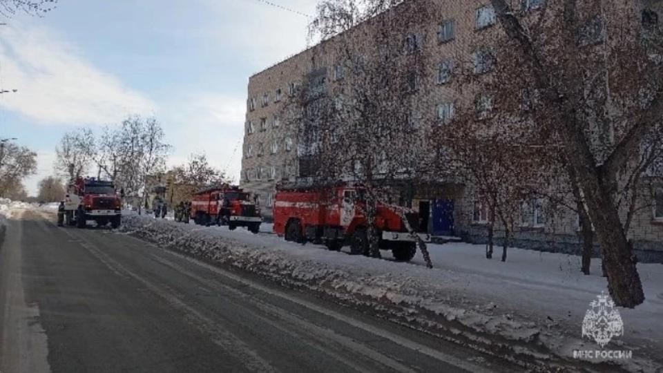В Троицке при пожаре в жилом доме спасатели эвакуировали 25 человек