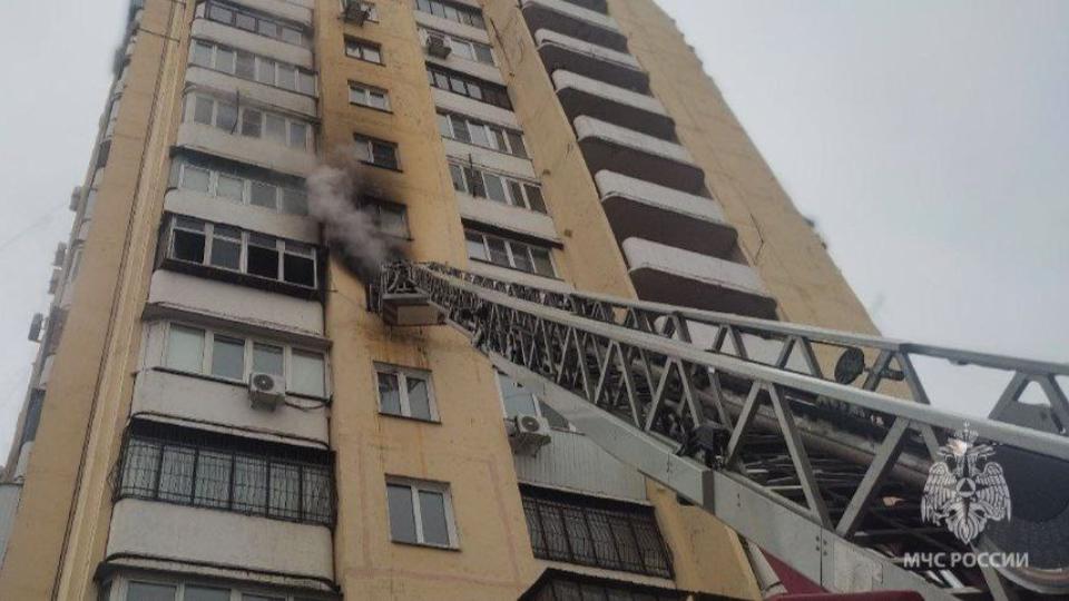 В Челябинске на пожаре в многоэтажке спасли двух человек