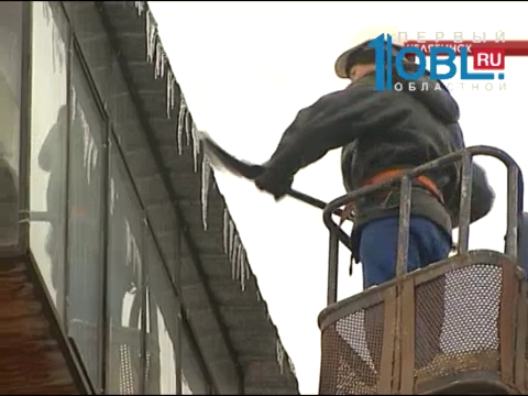  В Челябинске ведется работа по устранению наледи и сосулек с крыш зданий