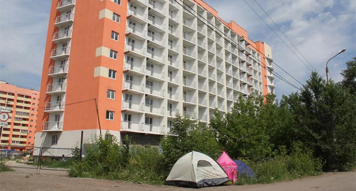 Дольщики Сребрянского разбили палаточный городок у недостроенного дома Дольщики Сребрянского разбили палаточный городок у недостроенного дома