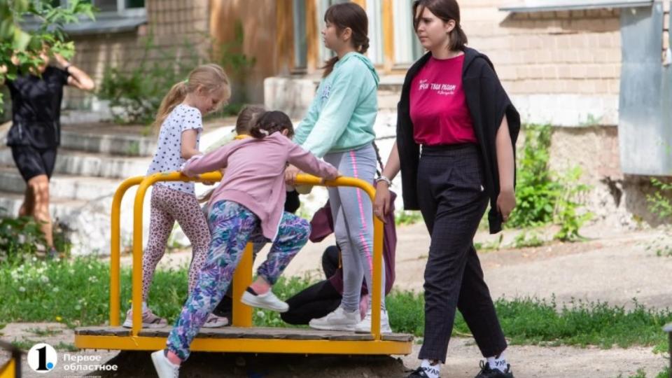 Челябинцам раздадут бесплатные путевки в детские лагеря на лето