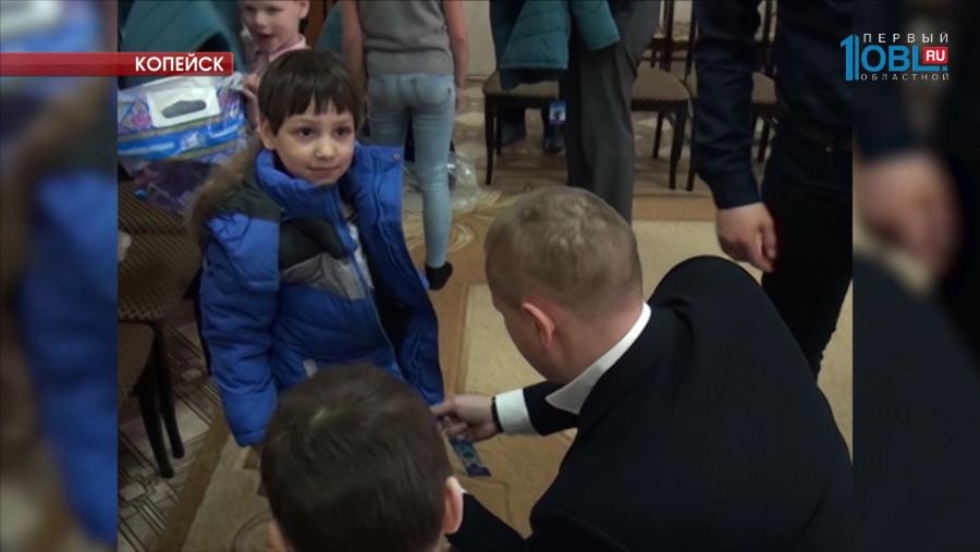 Детям из реабилитационного центра подарили теплые куртки 