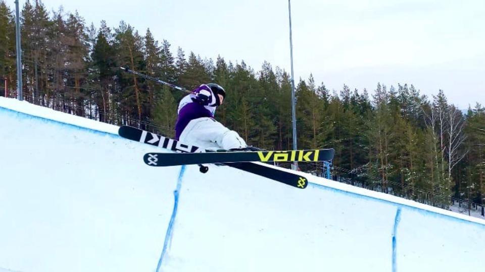 Александра Глазкова из Миасса завоевала золото чемпионата России по фристайлу