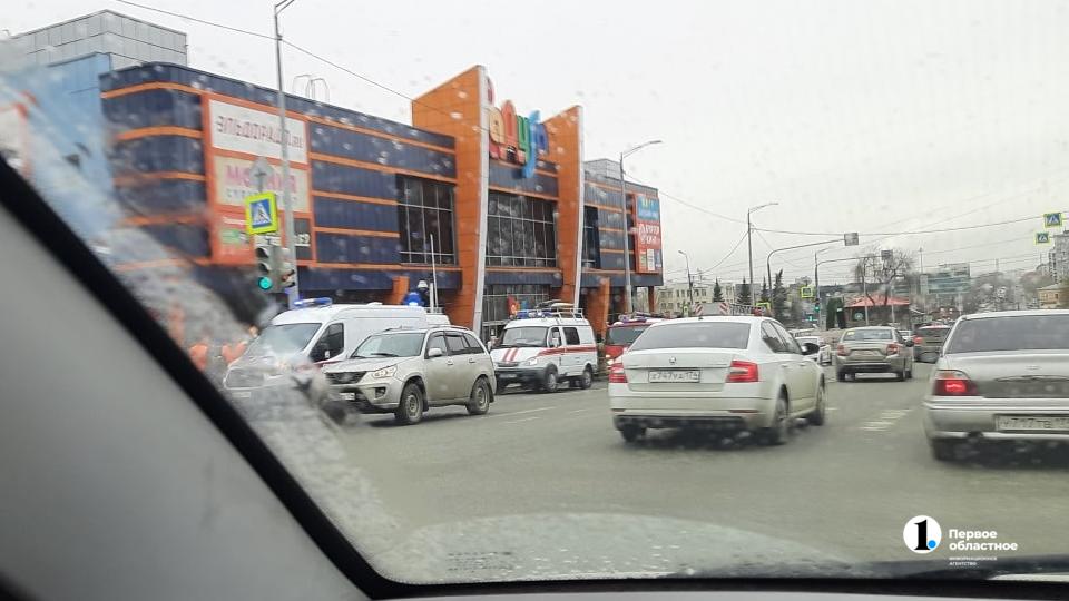 В Челябинске к ТК «Радуга» стянулись пожарные машины