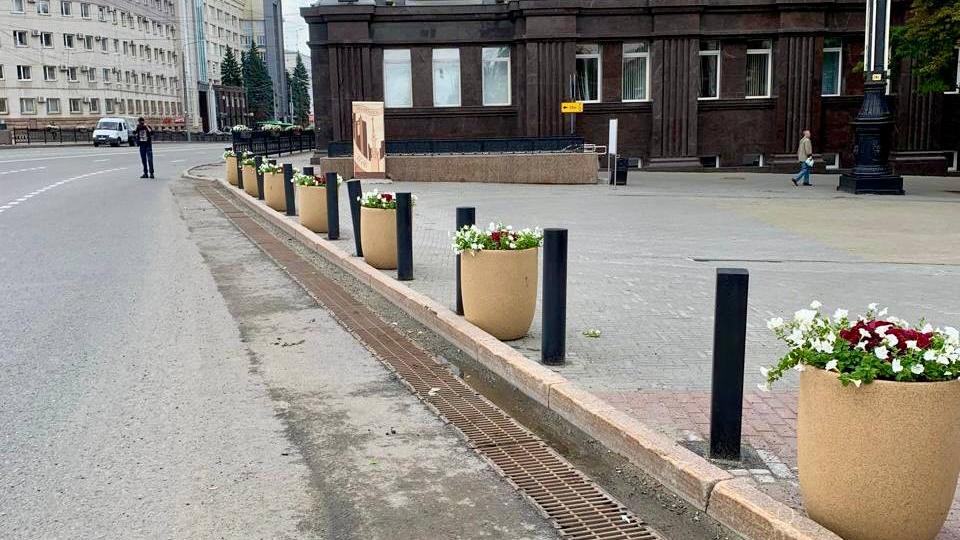 Центр Челябинска украсили кашпо с цветами, выращенными на бывшей свалке