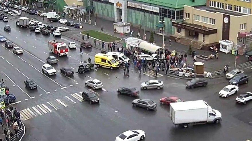 Четыре человека пострадали в ДТП с наездом на остановочный комплекс в Челябинске