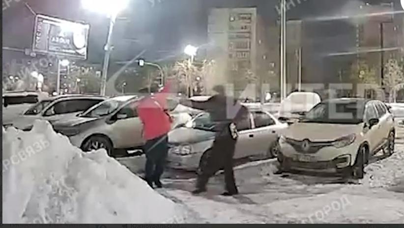 Появились кадры начала конфликта курьера «Самоката» с прохожим в Челябинске