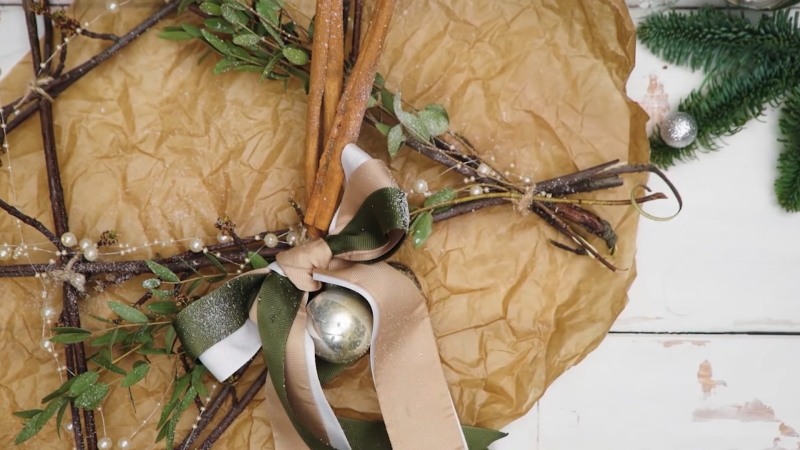 Новогодний венок-звезда: как сделать украшение из веток и эвкалипта