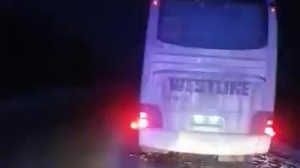 Рейсовый автобус сломался на трассе в Челябинской области во время снегопада