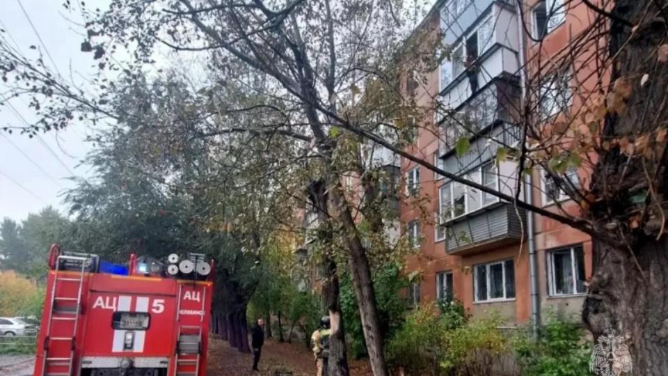 В Челябинске пожарные сняли школьника с карниза четвертого этажа