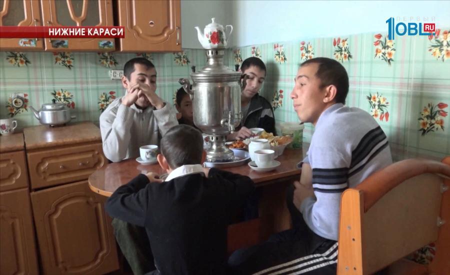 В 22 года без родителей воспитывает своих братьев 