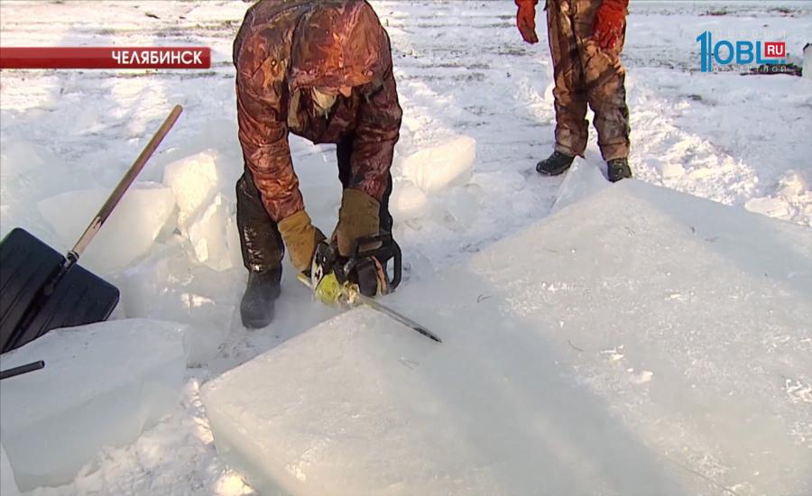 На площади Революции началась стройка ледового городка