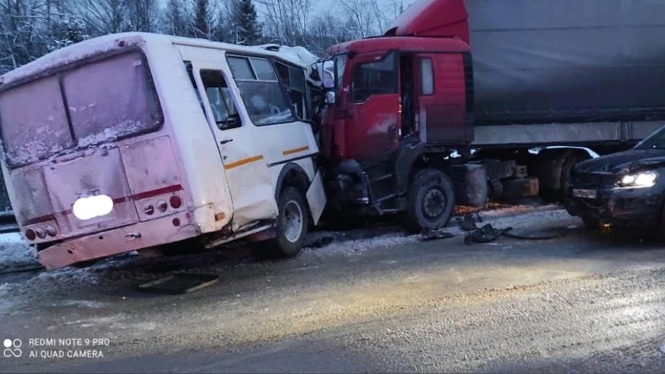 61-летний мужчина погиб в ДТП с автобусом и большегрузом на трассе в Челябинской области
