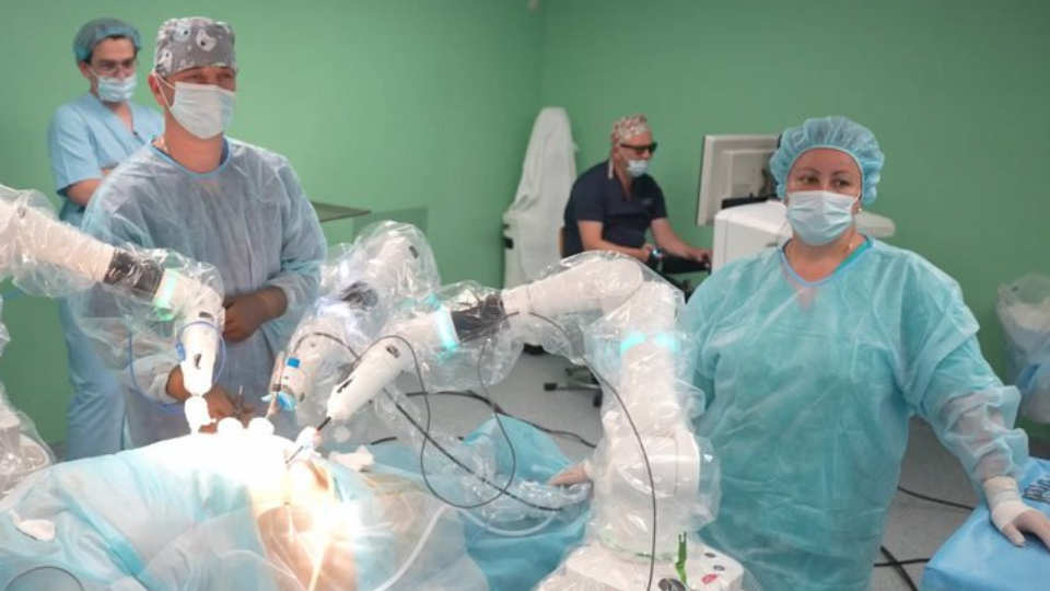 В Иркутске 17-летней девушке удалили желчный пузырь с помощью робота