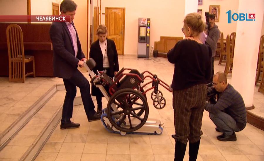 В Камерном театре приобрели механический подъемник для инвалидных колясок