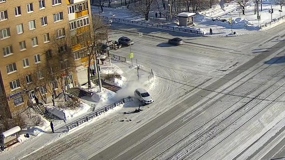 Водитель иномарки вылетел на тротуар и сбил двух пешеходов в Магнитогорске