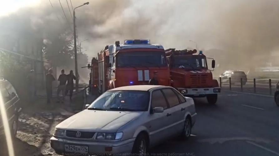 В Челябинске загорелся магазин запчастей для сельхозтехники