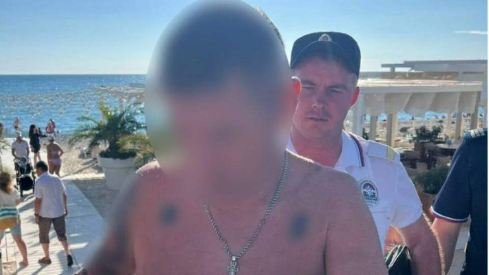 Туриста из Челябинской области оштрафовали за демонстрацию экстремистской символики на пляже