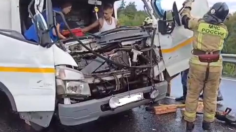 Водителя большегруза зажало после ДТП с попутным автомобилем на трассе в Челябинской области