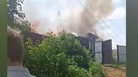 В Кыштыме загорелись частный дом и надворные постройки