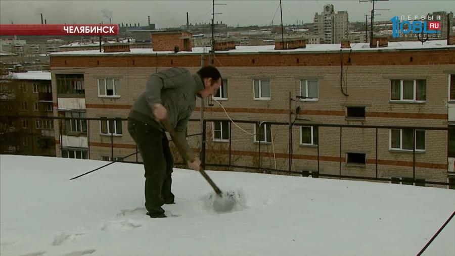 Жители сами вынуждены счищать снег с кровли