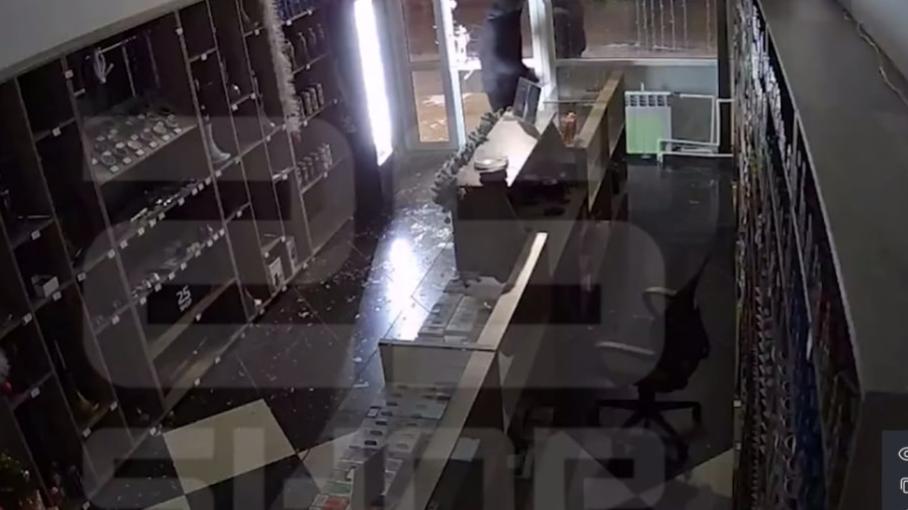 В Челябинске неизвестные похитили электронные сигареты в магазине