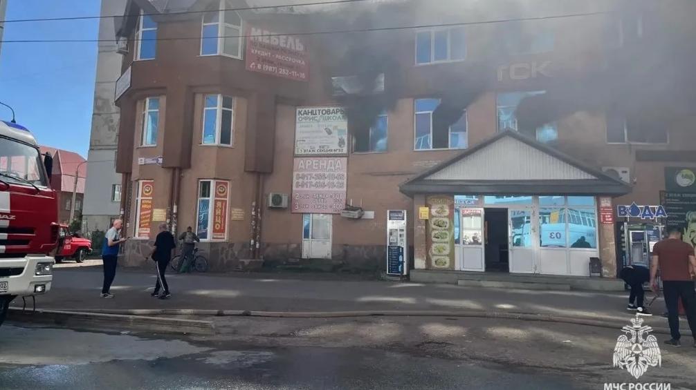 Во время пожара в ТЦ Стерлитамака люди выбирались на улицу через окна
