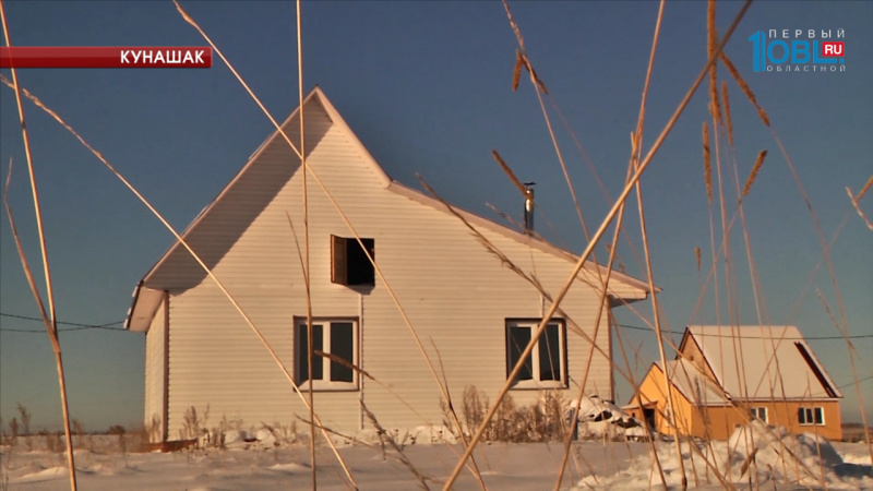 Чиновники поселили сироту в дом из железнодорожных шпал