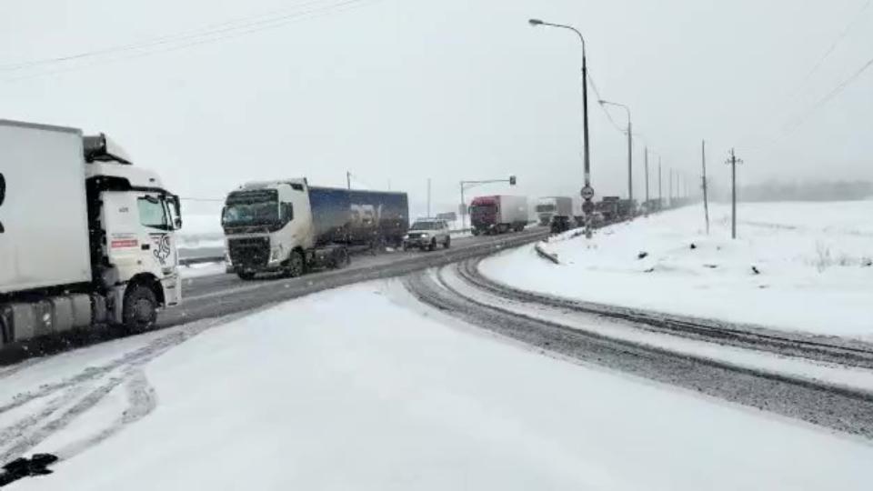 Три грузовика столкнулись на трассе М‑5 в Челябинской области в непогоду