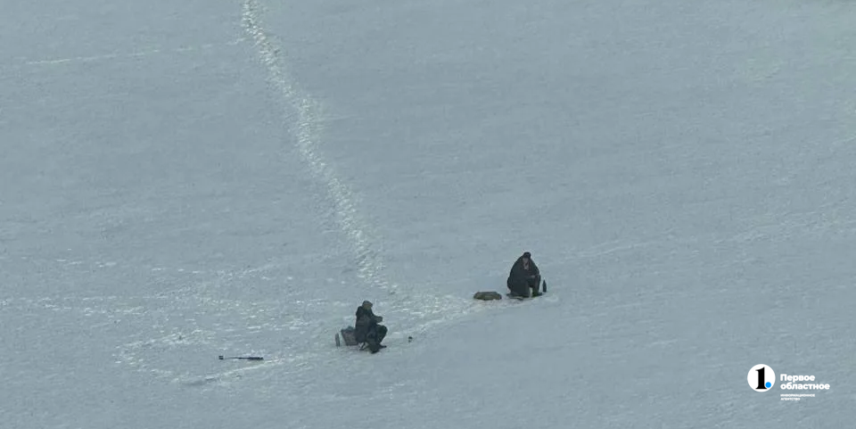 В Челябинске любители зимней рыбалки продолжают рисковать на тонком льду весной