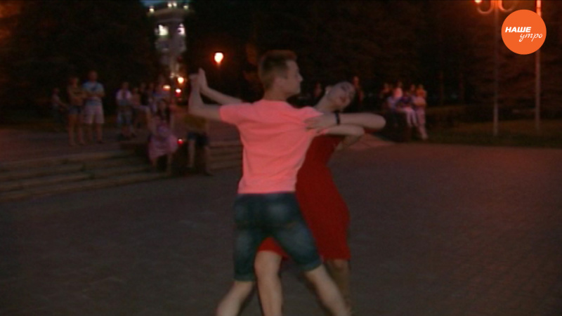 Сюжет: Танцы у фонтана