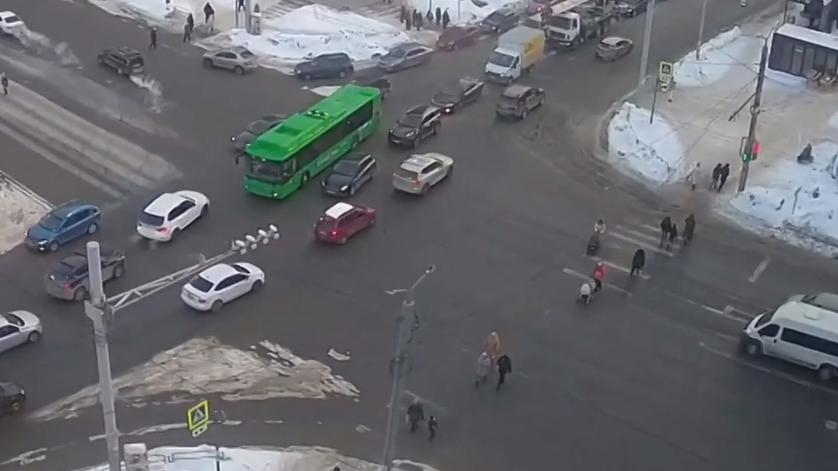 В Челябинске два пассажира автобуса пострадали в ДТП с Mercedes