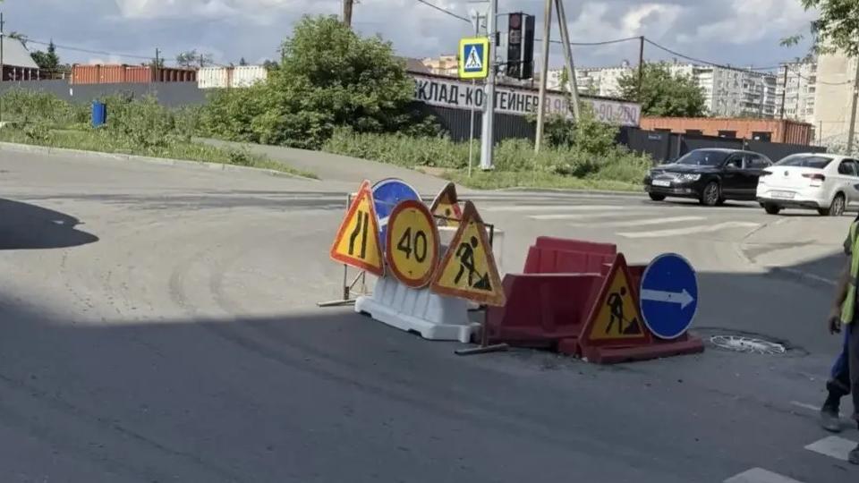 Асфальт провалился на проезжей части на северо-западе Челябинска