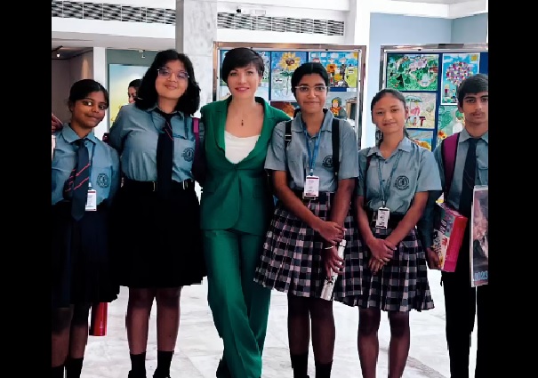 Ирина Текслер увезла рисунки челябинских детей на международную выставку в Индии