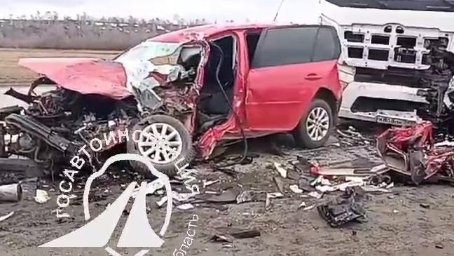 На трассе в Челябинской области водитель Volkswagen погиб в ДТП с фурой