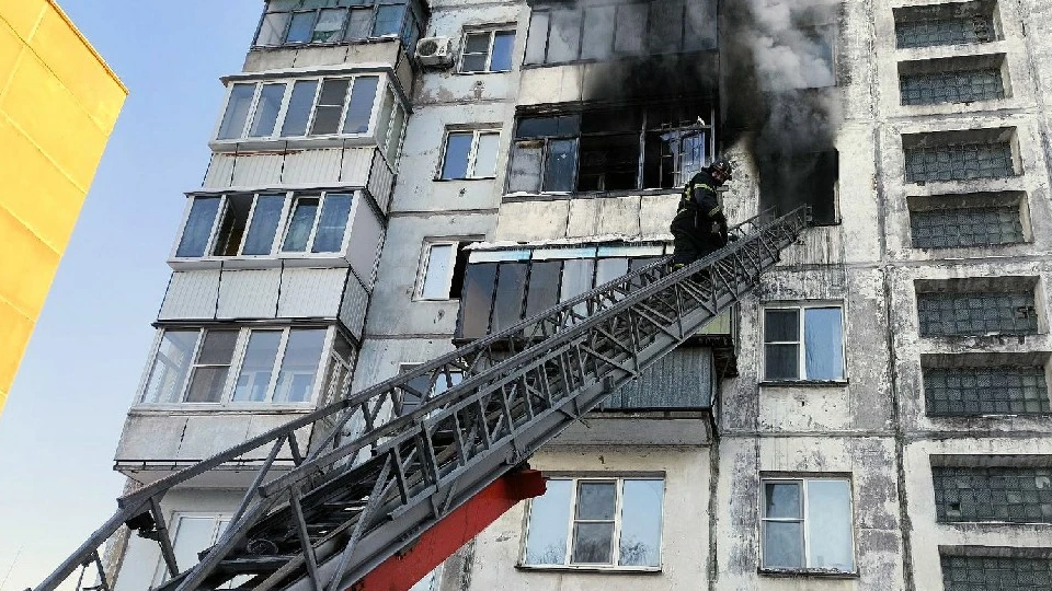 В Челябинске на пожаре в многоэтажке пострадал мужчина