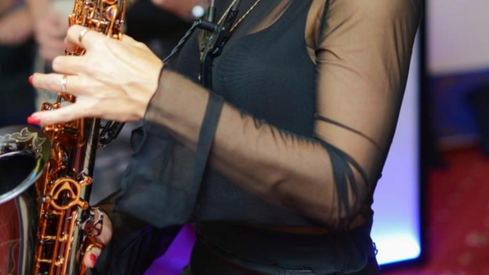 Музыкант из Миасса купила новый саксофон на деньги соцконтракта