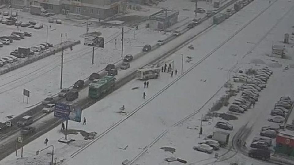 Маршрутка выехала на остановку и сбила человека в Челябинске